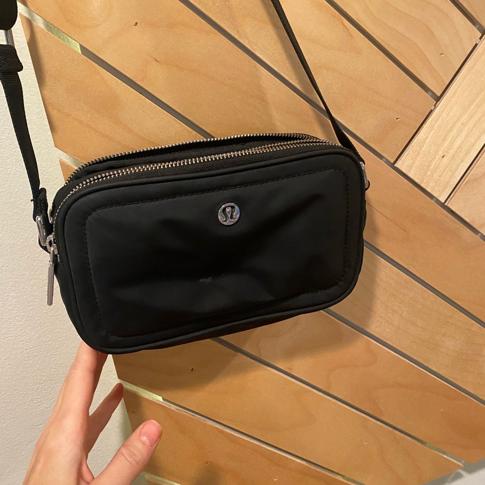 LuluLemon Crossbody Camera Bag purse 2L